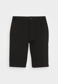 Shorts noirs sur mesure longueur genou avec fermeture à bouton et fermeture éclair, passants pour ceinture, et un design épuré et minimaliste.