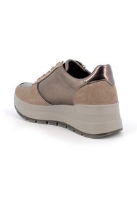 Sneaker color bronzo con una combinazione di pelle liscia e camoscio, collo imbottito, punta tonda e suola leggera, spessa e texturizzata.