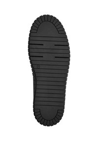 Suela de zapato de goma negra con una superficie texturizada, que presenta ranuras horizontales y verticales para tracción, y un diseño de punta redondeada.