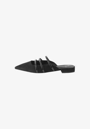 Mules noires à bout pointu en daim avec trois bandes noires brillantes sur le dessus. Dotées d'un petit talon carré pour un confort accru.