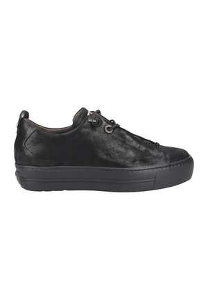 Czarny niski sneaker o fakturze zamszowej, zaokrąglonym nosku, grubej gumowej podeszwie i wiązaniu z przodu z metalowymi przelotkami, widoczny z boku.