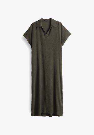 Olijfgroene jurk van textuurstof, met een kraag, korte mouwen en een losvallend ontwerp tot de enkels.