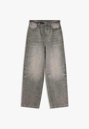 Szare dżinsy o szerokich nogawkach z przodu zapinane na guziki i zamek błyskawiczny, z szlufkami na pasek i pięcioma kieszeniami, ułożone płasko na białym tle.