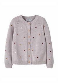 Hellvioletter Strickcardigan mit Holzknöpfen, verziert mit verstreuten Herzmustern in Rot, Weiß und Braun. Gerippte Bündchen und Saum.