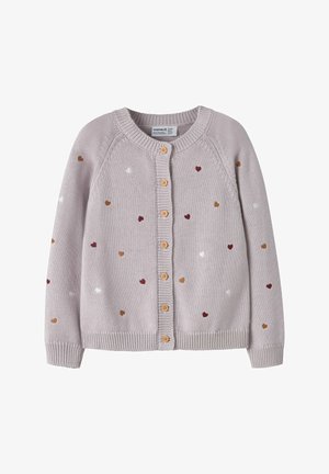 Hellvioletter Strickcardigan mit Holzknöpfen, verziert mit verstreuten Herzmustern in Rot, Weiß und Braun. Gerippte Bündchen und Saum.