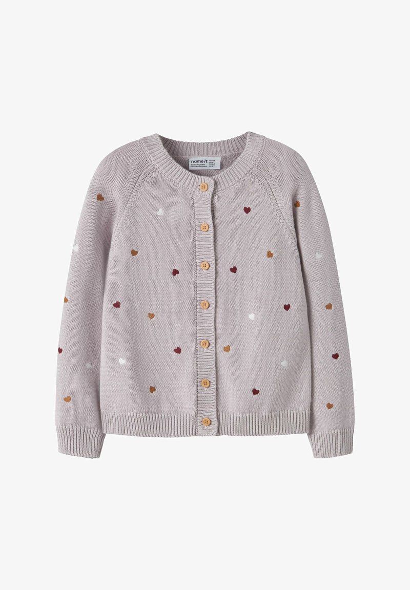 Hellvioletter Strickcardigan mit Holzknöpfen, verziert mit verstreuten Herzmustern in Rot, Weiß und Braun. Gerippte Bündchen und Saum.