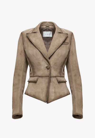 Beidža zamšīga žakete ar pieguļošu dizainu, ar smailiem atlociem, vienu pogu aizdari un divām priekšējām kabatām. Gluda tekstūra ar vieglu spīdumu.