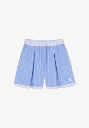 Pantalones cortos plisados de color azul claro con finas rayas blancas verticales, cinturilla elástica, bolsillos laterales y un pequeño logo de marca blanco cerca del dobladillo.