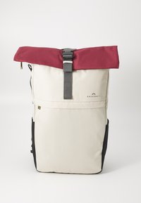Rucsac cu închidere tip roll-top, de culoare burgund, cu un corp bej, accente negre și accesorii gri, realizat dintr-un material durabil.