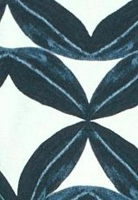 Formes de feuilles bleu foncé disposées en un motif radial répétitif sur un fond blanc, formant des motifs symétriques semblables à des fleurs.