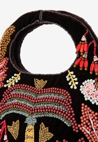 Sac à main en perles avec une base en velours noir, présentant des motifs complexes en marron, doré, vert et rouge, rehaussés de perles colorées et d'accents.