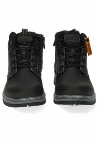 Botas de cuero negro con un acabado texturizado, diseño con cordones, costuras grises y un zipper lateral, con una etiqueta naranja en la lengüeta.