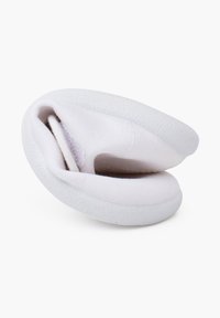 Weiße Stoffschlappen mit flexibler Sohle, runder Form und weicher Textur. Verfügt über ein gepolstertes Innere für zusätzlichen Komfort.