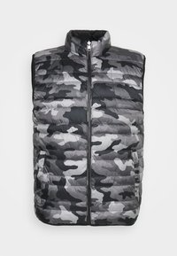 Doudoune sans manches avec motif camouflage noir, gris et blanc et fermeture éclair devant.