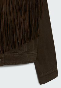 Bruine spijkerjack met lange, donkerbruine franjes langs de schouder en bovenrug, met een gestructureerde, textuurrijke afwerking en knoopdetail.