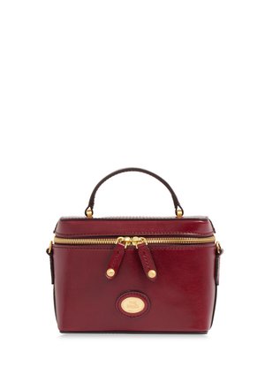 Piccola borsa rettangolare in pelle rosso scuro con cerniera dorata, due cursori, manico corto e piastra ovale dorata con logo sul davanti.