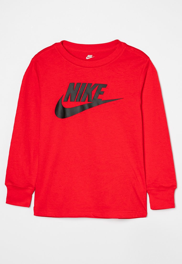 Chemise en coton rouge à manches longues avec un grand logo noir de Nike sur le devant. Encolure ras du cou et poignets côtelés. Texture lisse.