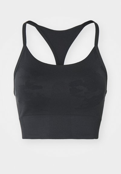 Crni sportski grudnjak s dizajnom u obliku trkačke leđa, teksturiranom tkaninom i suptilnim detaljima uzorka. Ima široku traku i bešavnu konstrukciju.