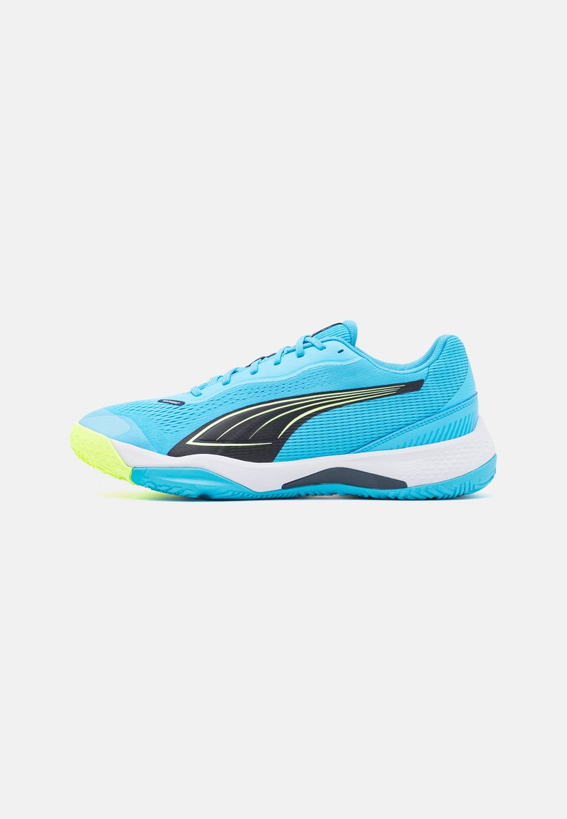 Puma SOLARSTRIKE III - Hádzanárska obuv - luminous blue/club navy/fizzy apple