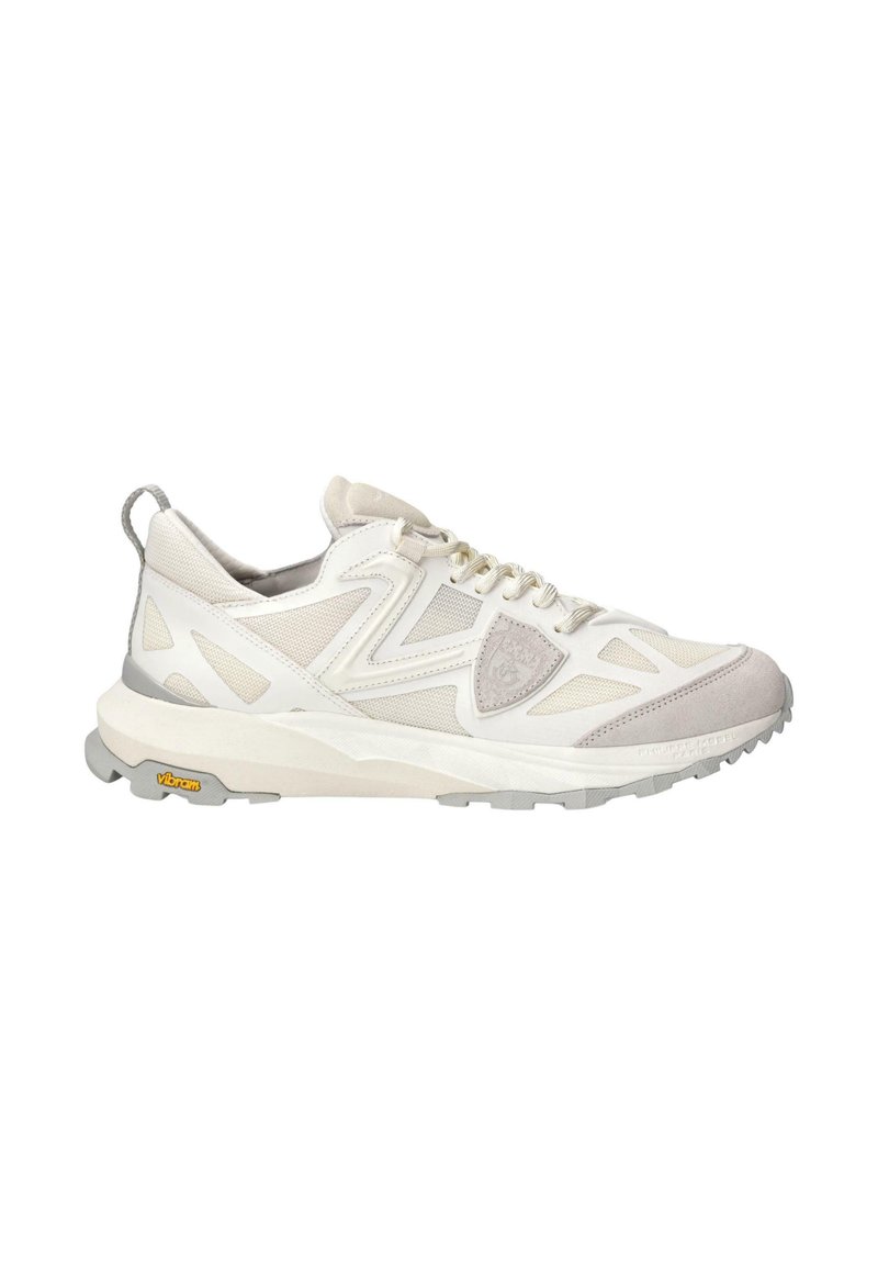 Baskets blanches avec des panneaux en mesh et en daim, accents texturés, semelle en caoutchouc grise, et branding Vibram visible sur la semelle extérieure.