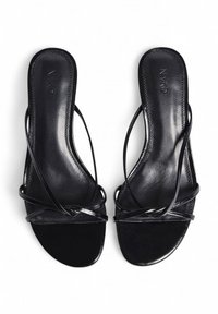 Zwarte leren sandalen met dunne riempjes, open teenontwerp, gladde textuur en platte zolen. De binnenzolen hebben een subtiele merkl logo.