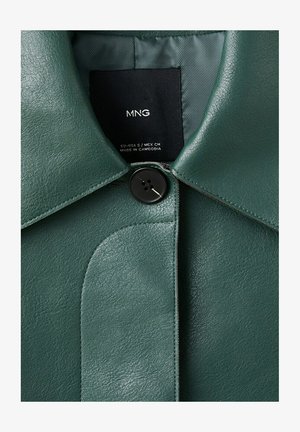 Col col de veste en cuir vert foncé avec un bouton noir fermé et une étiquette intérieure noire affichant les détails de la marque et de la taille.