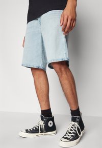 Wrangler FRONTIER - Kratke hlače iz džinsa - light-blue denim
