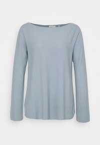 Svetle modrý svetr s dlouhým rukávem a lodním výstřihem, vyrobený z texturované látky, s volným střihem a jemnými detaily po okrajích.