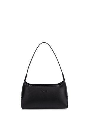 Strakke zwarte leren schoudertas met een enkele lange riem, rechthoekige vorm en een klein zilverkleurig logo gecentreerd vlak bij de bovenkant.