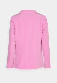 Růžový blazer viděný ze zadní strany, s vykrojeným límcem, přiléhavým střihem a hladkou texturou látky. Čistý design bez ozdob.