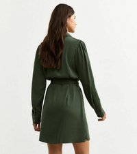 Grünes Satin-Kleid mit langen Ärmeln, tailliertem Gürtel und geknöpften Manschetten. Verfügt über eine glatte Textur und einfarbiges Design.