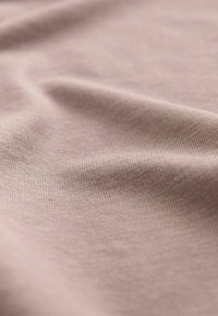 PETITE FIT  - Lihtne T-särk - neutral