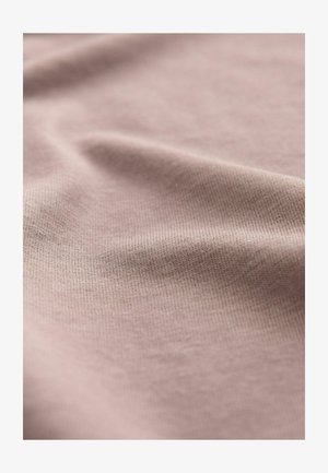 Tessuto rosa chiaro con una consistenza morbida e liscia e un sottile motivo a righe, che mostra leggere pieghe e ripiegamenti.