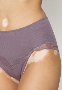 Triumph NATURAL SPOTLIGHT MAXI - Figi