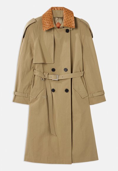 Beżowy trencz z teksturowanym brązowym kołnierzem, podwójnymi guzikami, paskiem i epoletami na ramionach. Posiada boczne kieszenie i luźny krój.