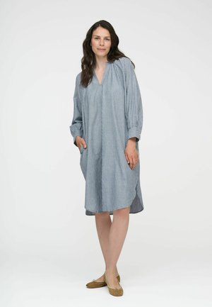ABOVE STRIPE - Denné šaty - sea blue/white