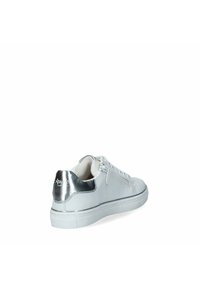 Sneaker bianca con tomaia in pelle liscia e accentuazione metallica argento sul tallone. Presenta lacci bianchi e una suola in gomma texturizzata.