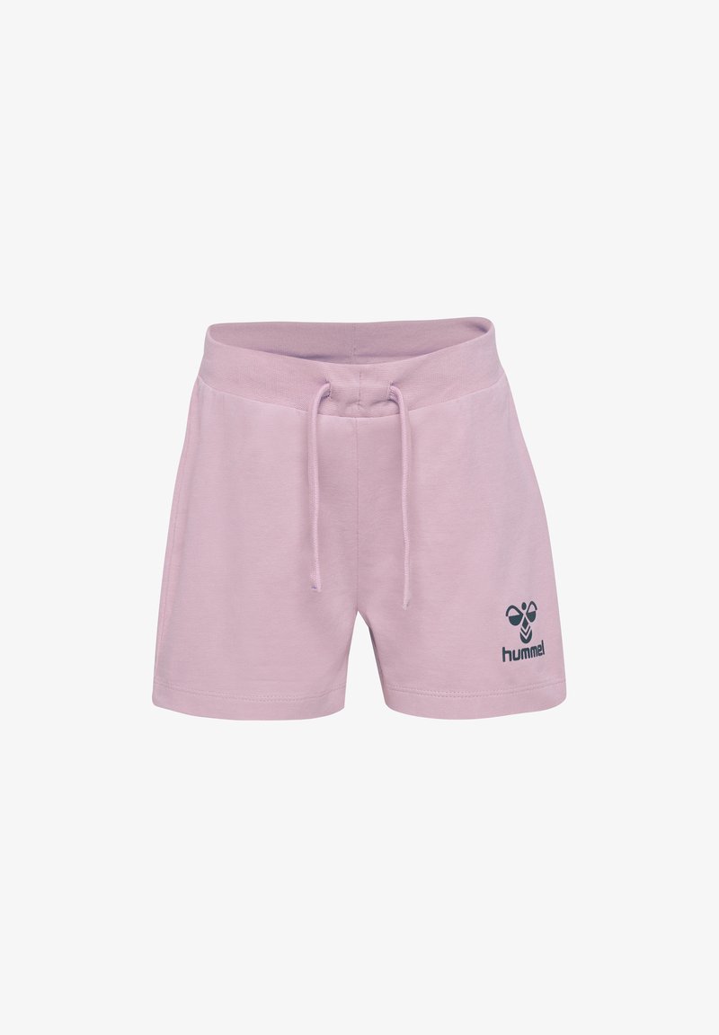 Lila shorts i mjukt tyg, med elastiskt midjeband och dragsko samt en svart logotyp på den nedre vänstra sidan.