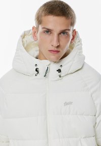PULL&BEAR Zimní bunda - white