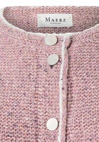 Texturierte rosa Strickjacke mit rundem Halsausschnitt, drei glänzenden Knöpfen und einer kontrastierenden weißen Naht an der Vorderseite.