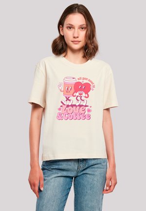 Helles Baumwoll-T-Shirt mit einem Grafikdesign eines Kaffeebechers und eines Herzens, in Pinktönen gehalten, und dem Text "Liebe & Kaffee" in verspielter Schriftart.