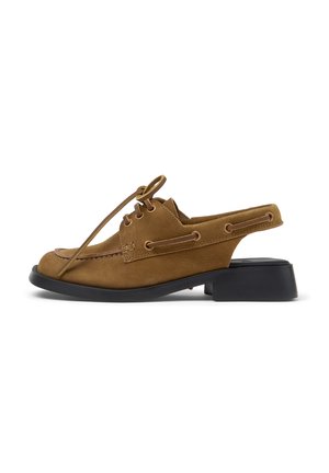 Brun læder slingback loafer med snørelukning foran, moc tå-syning og sort lav blokhæle mod hvid baggrund.