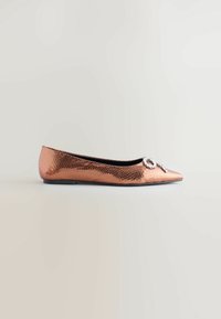 Roze gouden platte schoen met een gestructureerd slangenhuidpatroon en een puntige neus. Kenmerkt zich door een prominente, decoratieve strik met rhinestone accenten.