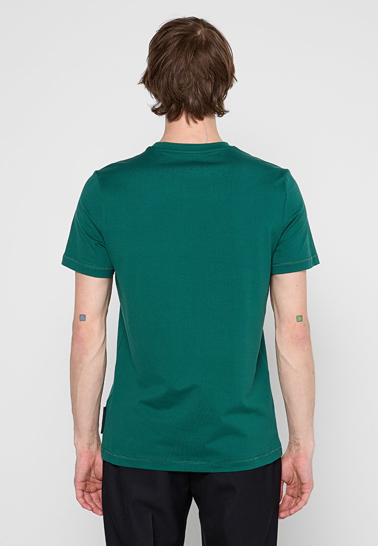 Grünes Baumwoll-T-Shirt mit Rundhalsausschnitt, kurzen Ärmeln und geradem Saum. Verfügt über sichtbare Nähte und ein kleines Etikett an der Seite.