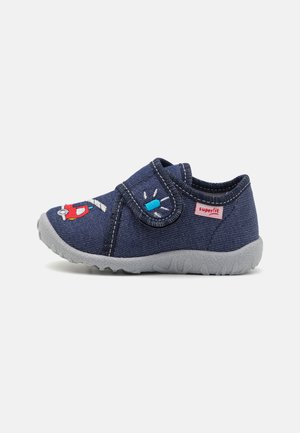 Blaue Stoffschlappen mit einem Klettverschluss, grauer Gummisohle und gestickten Cartoon-Details, darunter ein rotes Fahrzeug und ein Licht.