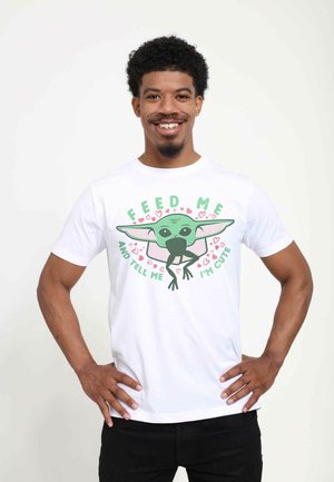 STAR WARS: THE MANDALORIAN FEED ME AND TELL ME I'M CUTE UNISEX - T-shirt z nadrukiem