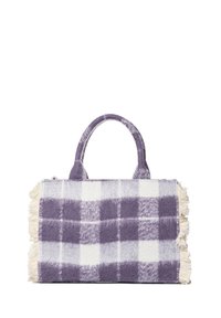 Lila-weiß karierter Beutel aus strukturiertem Stoff. Verfügt über Fransenakzente an den Seiten und zwei stabile Tragegriffe.