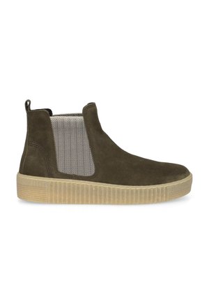 Bottine en daim vert avec des panneaux élastiques sur les côtés, semelle texturée beige et languette à l'arrière pour un enfilage facile. Fini lisse avec des accents de design subtils.