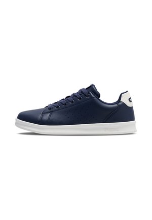 Mørkeblå lavtop sneakers med hvid sål, snørebånd foran, diskrete perforeringer på siden og hvid hælflig med branding.
