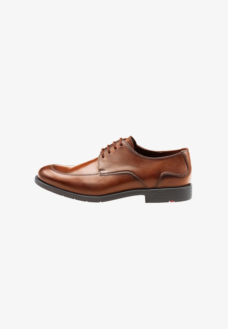 Braune Leder-Dressschuhe mit runder Zehenform, Schnürdesign und dezenten Stichdetails. Schwarze Gummisohle mit rotem Akzent.